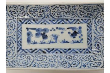 江戸期　大明成化年製　古伊万里　染付　蛸唐草　松竹梅文　約20cm　6.7寸　意匠を凝らしたデザインが素敵な長皿2枚セット(角皿、和皿、和食器、六寸七分)(R-073347)