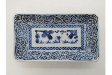江戸期　大明成化年製　古伊万里　染付　蛸唐草　松竹梅文　約21cm　6.7寸　意匠を凝らしたデザインが素敵な長皿2枚セット(角皿、和皿、和食器、六寸七分)(R-073348)