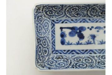 江戸期　大明成化年製　古伊万里　染付　蛸唐草　松竹梅文　約21cm　6.7寸　意匠を凝らしたデザインが素敵な長皿2枚セット(角皿、和皿、和食器、六寸七分)(R-073348)