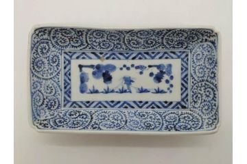 江戸期　大明成化年製　古伊万里　染付　蛸唐草　松竹梅文　約21cm　6.7寸　意匠を凝らしたデザインが素敵な長皿2枚セット(角皿、和皿、和食器、六寸七分)(R-073348)