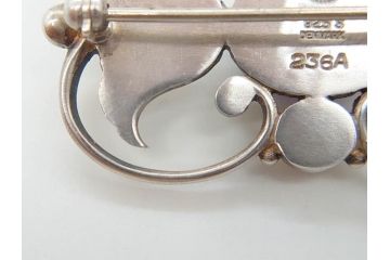 ヴィンテージアクセサリー　デンマーク　GEORG JENSEN(ジョージ・ジェンセン)　236A　シルバー925S　エレガントな装飾デザインが素敵なブローチ(silver、ビンテージ)(R-073362)