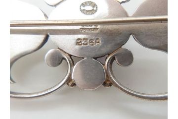 ヴィンテージアクセサリー　デンマーク　GEORG JENSEN(ジョージ・ジェンセン)　236A　シルバー925S　エレガントな装飾デザインが素敵なブローチ(silver、ビンテージ)(R-073362)