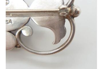 ヴィンテージアクセサリー　デンマーク　GEORG JENSEN(ジョージ・ジェンセン)　236A　シルバー925S　エレガントな装飾デザインが素敵なブローチ(silver、ビンテージ)(R-073362)