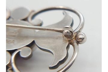 ヴィンテージアクセサリー　デンマーク　GEORG JENSEN(ジョージ・ジェンセン)　236A　シルバー925S　エレガントな装飾デザインが素敵なブローチ(silver、ビンテージ)(R-073362)