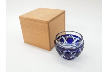 由水常雄監修　復刻　薩摩切子　美しいグラデーションが目を惹くぐい呑(ガラス、硝子、猪口、おちょこ、ぐい呑み、藍被せ、酒器、共箱付き)(R-073364)