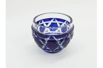 由水常雄監修　復刻　薩摩切子　美しいグラデーションが目を惹くぐい呑(ガラス、硝子、猪口、おちょこ、ぐい呑み、藍被せ、酒器、共箱付き)(R-073364)