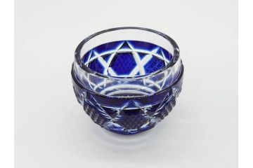 由水常雄監修　復刻　薩摩切子　美しいグラデーションが目を惹くぐい呑(ガラス、硝子、猪口、おちょこ、ぐい呑み、藍被せ、酒器、共箱付き)(R-073364)