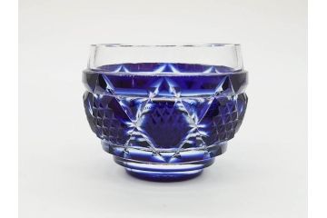 由水常雄監修　復刻　薩摩切子　美しいグラデーションが目を惹くぐい呑(ガラス、硝子、猪口、おちょこ、ぐい呑み、藍被せ、酒器、共箱付き)(R-073364)