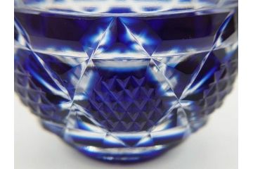 由水常雄監修　復刻　薩摩切子　美しいグラデーションが目を惹くぐい呑(ガラス、硝子、猪口、おちょこ、ぐい呑み、藍被せ、酒器、共箱付き)(R-073364)