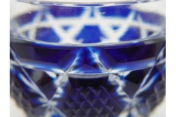 由水常雄監修　復刻　薩摩切子　美しいグラデーションが目を惹くぐい呑(ガラス、硝子、猪口、おちょこ、ぐい呑み、藍被せ、酒器、共箱付き)(R-073364)
