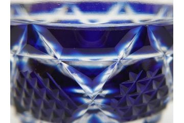 由水常雄監修　復刻　薩摩切子　美しいグラデーションが目を惹くぐい呑(ガラス、硝子、猪口、おちょこ、ぐい呑み、藍被せ、酒器、共箱付き)(R-073364)