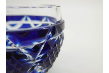 由水常雄監修　復刻　薩摩切子　美しいグラデーションが目を惹くぐい呑(ガラス、硝子、猪口、おちょこ、ぐい呑み、藍被せ、酒器、共箱付き)(R-073364)