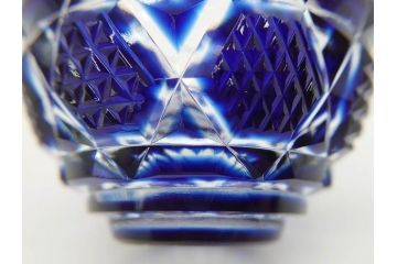 由水常雄監修　復刻　薩摩切子　美しいグラデーションが目を惹くぐい呑(ガラス、硝子、猪口、おちょこ、ぐい呑み、藍被せ、酒器、共箱付き)(R-073364)