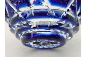 由水常雄監修　復刻　薩摩切子　美しいグラデーションが目を惹くぐい呑(ガラス、硝子、猪口、おちょこ、ぐい呑み、藍被せ、酒器、共箱付き)(R-073364)