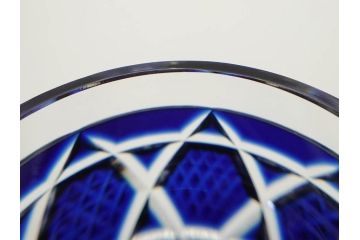 由水常雄監修　復刻　薩摩切子　美しいグラデーションが目を惹くぐい呑(ガラス、硝子、猪口、おちょこ、ぐい呑み、藍被せ、酒器、共箱付き)(R-073364)