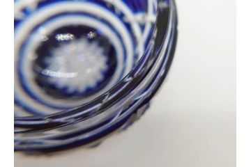 由水常雄監修　復刻　薩摩切子　美しいグラデーションが目を惹くぐい呑(ガラス、硝子、猪口、おちょこ、ぐい呑み、藍被せ、酒器、共箱付き)(R-073364)