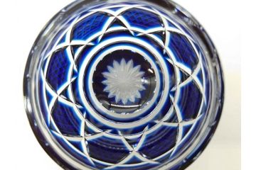由水常雄監修　復刻　薩摩切子　美しいグラデーションが目を惹くぐい呑(ガラス、硝子、猪口、おちょこ、ぐい呑み、藍被せ、酒器、共箱付き)(R-073364)