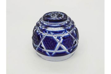 由水常雄監修　復刻　薩摩切子　美しいグラデーションが目を惹くぐい呑(ガラス、硝子、猪口、おちょこ、ぐい呑み、藍被せ、酒器、共箱付き)(R-073364)