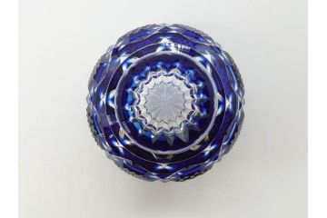由水常雄監修　復刻　薩摩切子　美しいグラデーションが目を惹くぐい呑(ガラス、硝子、猪口、おちょこ、ぐい呑み、藍被せ、酒器、共箱付き)(R-073364)