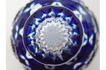 由水常雄監修　復刻　薩摩切子　美しいグラデーションが目を惹くぐい呑(ガラス、硝子、猪口、おちょこ、ぐい呑み、藍被せ、酒器、共箱付き)(R-073364)