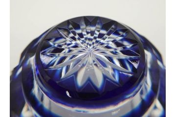 由水常雄監修　復刻　薩摩切子　美しいグラデーションが目を惹くぐい呑(ガラス、硝子、猪口、おちょこ、ぐい呑み、藍被せ、酒器、共箱付き)(R-073364)