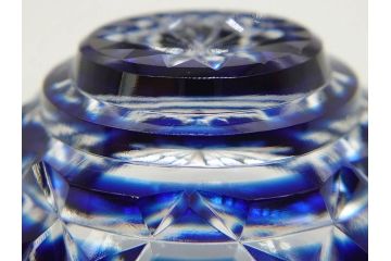 由水常雄監修　復刻　薩摩切子　美しいグラデーションが目を惹くぐい呑(ガラス、硝子、猪口、おちょこ、ぐい呑み、藍被せ、酒器、共箱付き)(R-073364)
