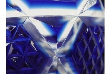 由水常雄監修　復刻　薩摩切子　美しいグラデーションが目を惹くぐい呑(ガラス、硝子、猪口、おちょこ、ぐい呑み、藍被せ、酒器、共箱付き)(R-073364)