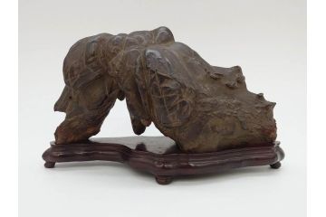 時代物　唐木台座　共箱付き　造形美に目を奪われる鑑賞石(中国古玩、漢詩、盆石、文人、唐物、置物、ディスプレイ、台座付き)(R-073365)