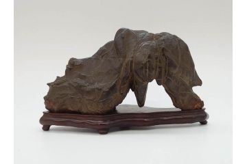 時代物　唐木台座　共箱付き　造形美に目を奪われる鑑賞石(中国古玩、漢詩、盆石、文人、唐物、置物、ディスプレイ、台座付き)(R-073365)
