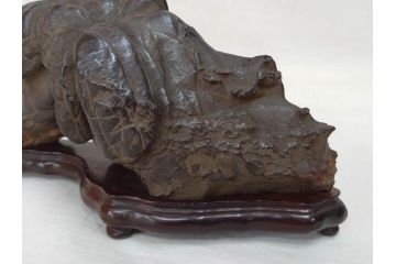 時代物　唐木台座　共箱付き　造形美に目を奪われる鑑賞石(中国古玩、漢詩、盆石、文人、唐物、置物、ディスプレイ、台座付き)(R-073365)