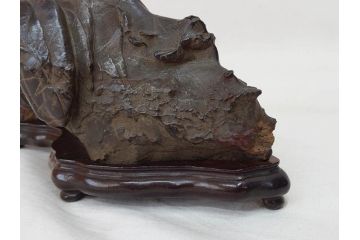時代物　唐木台座　共箱付き　造形美に目を奪われる鑑賞石(中国古玩、漢詩、盆石、文人、唐物、置物、ディスプレイ、台座付き)(R-073365)