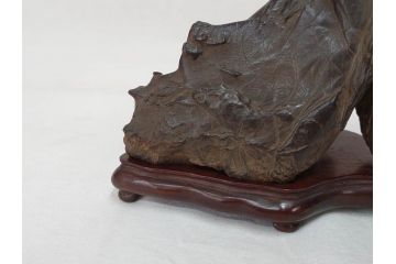時代物　唐木台座　共箱付き　造形美に目を奪われる鑑賞石(中国古玩、漢詩、盆石、文人、唐物、置物、ディスプレイ、台座付き)(R-073365)