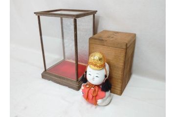 時代物　昭和十三年(1938年)　京都　丸屋　大木平蔵　鯛持ち　ガラスケース付き　和の風情を感じられる上質な京人形(木彫り、御所人形、子供、子ども、昭和13年、共箱付き)(R-073369)