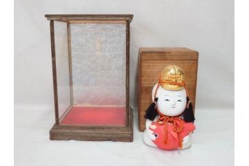 時代物　昭和十三年(1938年)　京都　丸屋　大木平蔵　鯛持ち　ガラスケース付き　和の風情を感じられる上質な京人形(木彫り、御所人形、子供、子ども、昭和13年、共箱付き)(R-073369)