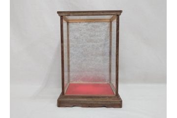時代物　昭和十三年(1938年)　京都　丸屋　大木平蔵　鯛持ち　ガラスケース付き　和の風情を感じられる上質な京人形(木彫り、御所人形、子供、子ども、昭和13年、共箱付き)(R-073369)