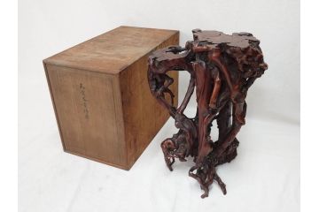 隅々まで施された意匠が美しい天然木黄楊卓(中国、根木台、根卓、花台、唐木、飾り台、高卓、箱付き)(R-073371)