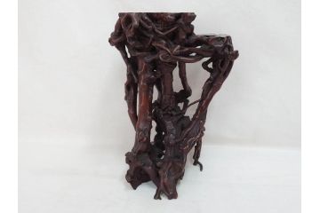 隅々まで施された意匠が美しい天然木黄楊卓(中国、根木台、根卓、花台、唐木、飾り台、高卓、箱付き)(R-073371)
