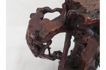 隅々まで施された意匠が美しい天然木黄楊卓(中国、根木台、根卓、花台、唐木、飾り台、高卓、箱付き)(R-073371)