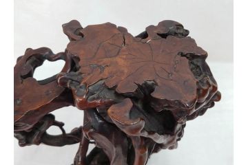 隅々まで施された意匠が美しい天然木黄楊卓(中国、根木台、根卓、花台、唐木、飾り台、高卓、箱付き)(R-073371)