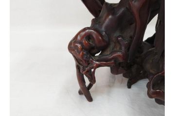 隅々まで施された意匠が美しい天然木黄楊卓(中国、根木台、根卓、花台、唐木、飾り台、高卓、箱付き)(R-073371)