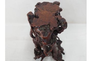 隅々まで施された意匠が美しい天然木黄楊卓(中国、根木台、根卓、花台、唐木、飾り台、高卓、箱付き)(R-073371)