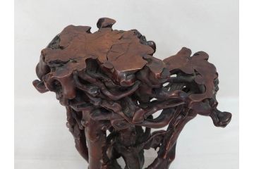 隅々まで施された意匠が美しい天然木黄楊卓(中国、根木台、根卓、花台、唐木、飾り台、高卓、箱付き)(R-073371)