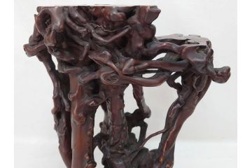 隅々まで施された意匠が美しい天然木黄楊卓(中国、根木台、根卓、花台、唐木、飾り台、高卓、箱付き)(R-073371)