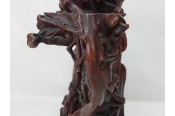 隅々まで施された意匠が美しい天然木黄楊卓(中国、根木台、根卓、花台、唐木、飾り台、高卓、箱付き)(R-073371)
