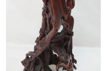 隅々まで施された意匠が美しい天然木黄楊卓(中国、根木台、根卓、花台、唐木、飾り台、高卓、箱付き)(R-073371)