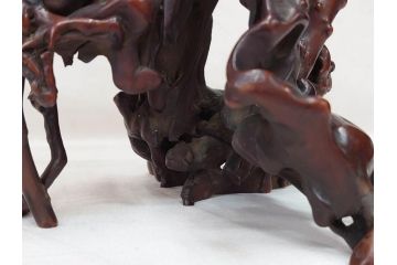 隅々まで施された意匠が美しい天然木黄楊卓(中国、根木台、根卓、花台、唐木、飾り台、高卓、箱付き)(R-073371)