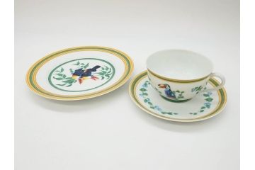 フランス　HERMES(エルメス)　トゥカン　大胆かつ繊細に描かれた鳥たちが華やかな雰囲気を醸し出すトリオセット(カップ&ソーサー、プレート、皿、C&S、洋食器)(R-073374)