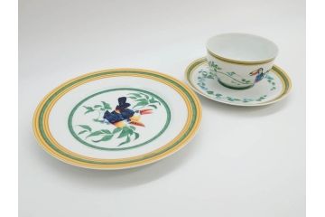 フランス　HERMES(エルメス)　トゥカン　大胆かつ繊細に描かれた鳥たちが華やかな雰囲気を醸し出すトリオセット(カップ&ソーサー、プレート、皿、C&S、洋食器)(R-073374)