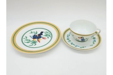 フランス　HERMES(エルメス)　トゥカン　大胆かつ繊細に描かれた鳥たちが華やかな雰囲気を醸し出すトリオセット(カップ&ソーサー、プレート、皿、C&S、洋食器)(R-073374)