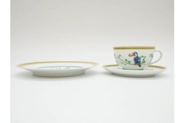 フランス　HERMES(エルメス)　トゥカン　大胆かつ繊細に描かれた鳥たちが華やかな雰囲気を醸し出すトリオセット(カップ&ソーサー、プレート、皿、C&S、洋食器)(R-073374)